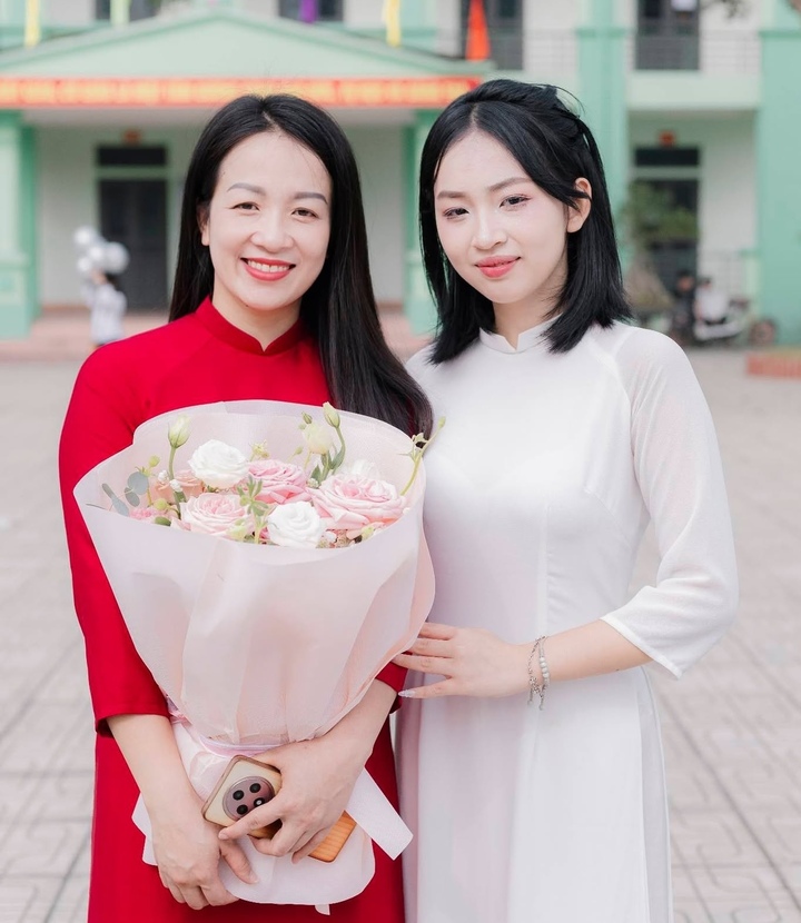 Em Lê Mai Hương và cô giáo chủ nhiệm Đỗ Thị Huyền Anh. (Ảnh: NVCC)