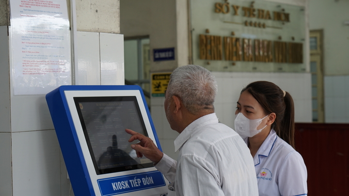 Người bệnh không còn ám ảnh chờ đợi xếp hàng ở bệnh viện.