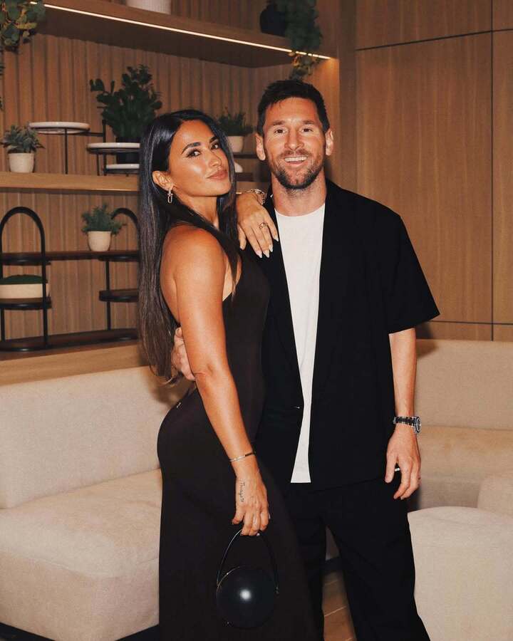 Antonela là người đồng hành cùng Messi từ cậu bé mê bóng đá ở Rosario đến một huyền thoại bóng đá thế giới.