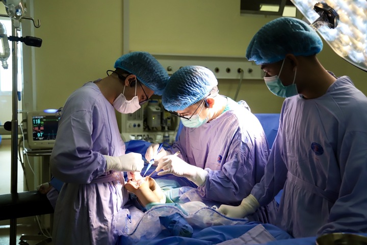 Ê-kíp phẫu thuật cắt bỏ đoạn xương đùi chứa khối u và thay bằng khớp tăng trưởng nhân tạo.
