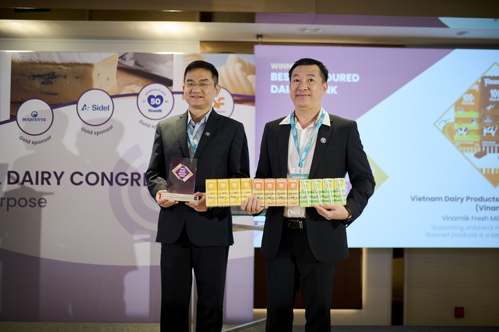 Ông Nguyễn Quang Trí – Giám đốc Điều hành Marketing Vinamilk cùng ông Đỗ Thanh Tuấn – Giám đốc Đối Ngoại Vinamilk nhận vinh danh tại Giải thưởng Đổi mới sáng tạo ngành Sữa toàn cầu 2026 tại Barcelona, Tây Ban Nha. (Ảnh: Xavier)