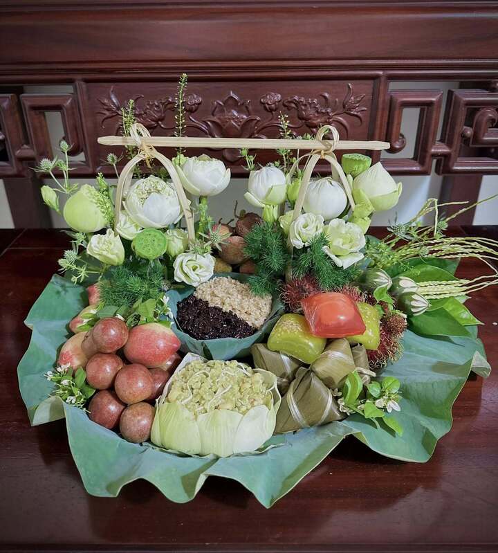 Mâm cỗ cúng Tết Đoan ngọ gồm các loại trái cây như vải, mận, rượu nếp, bánh gio...