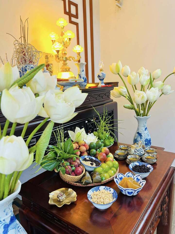 Mâm lễ cúng Tết Đoan ngọ đầy đủ, đẹp mắt. (Ảnh: Hồng Thúy)