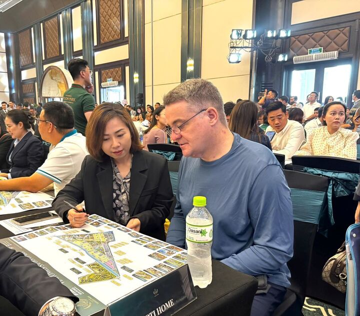 Để tiết kiệm thời gian và tối ưu chi phí, anh Eichner Siegfried lựa chọn nhà phố thấp tầng hoàn thiện tại Vinhomes Sài Gòn Park.