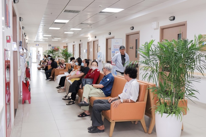 Nhiều người dân đến khám sức khỏe tổng quát tại chương trình Khám sức khỏe toàn dân 2026 của Vinmec Cần Thơ.