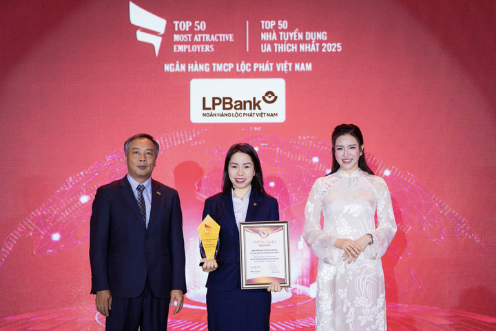 Bà Nguyễn Hồng Nhung, Thành viên Ban điều hành kiêm Phó Giám đốc Khối Nhân sự & Dịch vụ nội bộ, nhận danh hiệu Top 50 Nhà tuyển dụng ưa thích nhất 2025.
