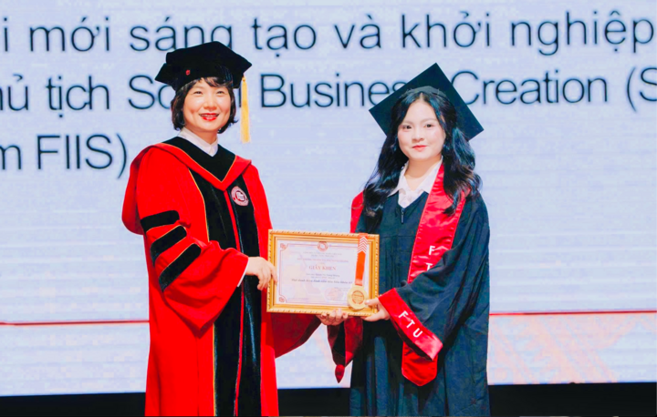 Sinh năm 2004 tại Tam Điệp (Ninh Bình), Trang Nhung là cựu học sinh Trường THPT Nguyễn Huệ. Cô từng đạt giải Nhì học sinh giỏi Toán cấp tỉnh, Huy chương Đồng Toán Tuổi thơ toàn quốc năm 2018 và đỗ xét tuyển sớm vào Ngoại thương bằng thành tích học sinh giỏi. Điều đáng chú ý là Ngoại thương ban đầu không phải lựa chọn số một của Nhung. Nữ sinh cho biết quyết định đặt FTU làm nguyện vọng ưu tiên đến khá muộn, sau khi bị thuyết phục bởi hình ảnh sinh viên “không chỉ giỏi học thuật mà còn năng động, dám dấn thân và tạo ra giá trị cho cộng đồng”.