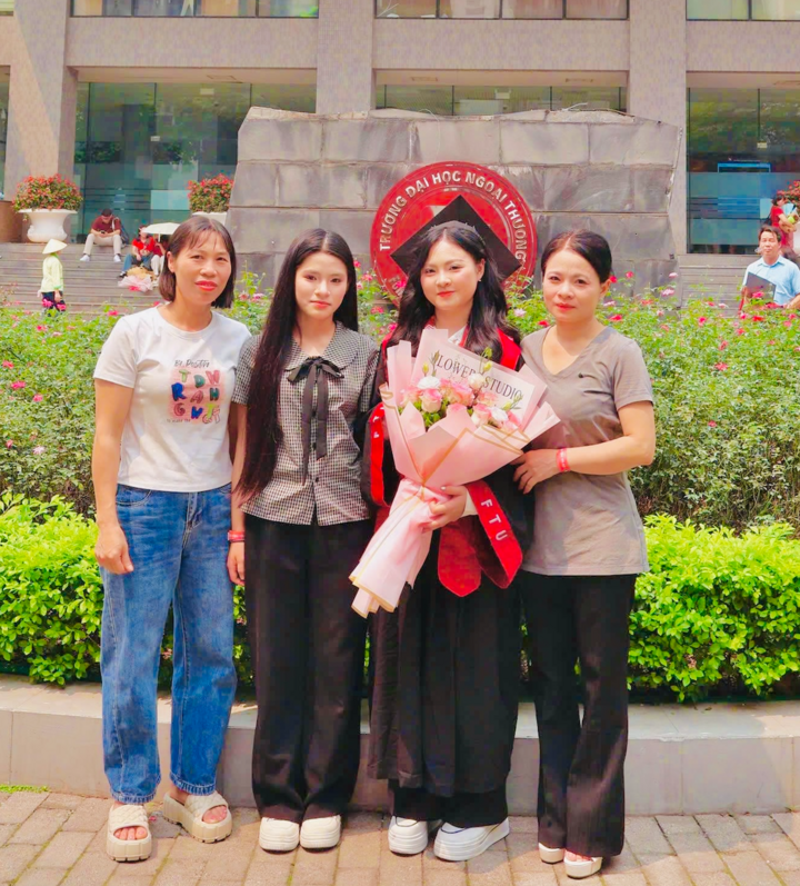 Với nữ sinh Ngoại thương, hành trình tìm câu trả lời cho câu hỏi “mình là ai” có thể sẽ không bao giờ thực sự kết thúc. Nhưng chính quá trình dấn thân, trải nghiệm và không ngừng học hỏi giúp cô từng bước hiểu rõ con đường mình muốn đi. “Bạn không cần phải có tất cả câu trả lời ngay từ đầu. Chỉ cần đủ dũng cảm để bắt đầu, đủ kiên nhẫn để đi tiếp và đủ chân thành để nhìn lại chính mình”, Trang Nhung chia sẻ.