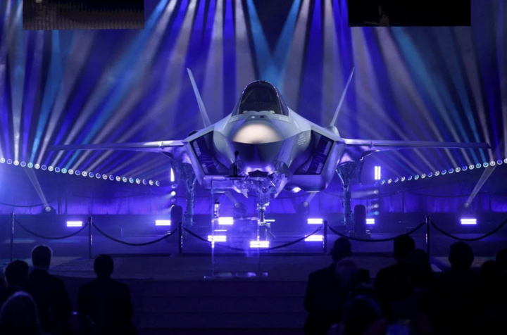Lễ bàn giao máy bay chiến đấu F-35 do Phần Lan đặt hàng tại cơ sở Lockheed Martin Aeronautics. (Ảnh: Reuters)