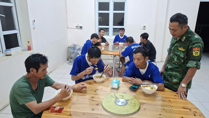 Các ngư dân gặp nạn được hỗ trợ chăm sóc sức khỏe, ăn nghỉ tạm thời tại Tiểu đoàn đảo Trần.