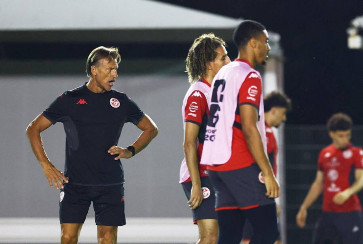 HLV Herve Renard chỉ đạo các cầu thủ Tunisia tập luyện. (Ảnh: Reuters)