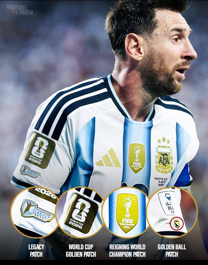 Chiếc áo thi đấu của Messi xuất hiện tới bốn huy hiệu đặc biệt.