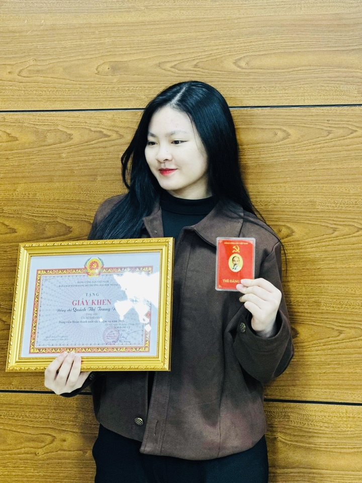 Trong suốt 4 năm đại học, Trang Nhung tham gia nhiều hoạt động học thuật, nghiên cứu và công tác sinh viên. Cô từng đảm nhiệm vai trò lớp trưởng lớp hành chính K61 Anh 01 Quản trị kinh doanh, Chủ tịch Social Business Creation (SBC) Youth Community thuộc Trung tâm Sáng tạo và Ươm tạo FTU, đồng thời là lớp trưởng chương trình FPT Young Talents khóa 25. Ở lĩnh vực đổi mới sáng tạo và khởi nghiệp, Nhung tham gia điều phối nhiều chương trình như SV Startup 2023, Entrepreneur Z #10 hay Vietnam – Singapore Changemaker Impact Camp 2023. Cô cũng là đại sứ truyền thông của nhiều cuộc thi và dự án dành cho sinh viên. Song song với hoạt động ngoại khóa, nữ sinh duy trì GPA 3.86/4.0, nhận học bổng khuyến khích học tập loại xuất sắc trong 3 học kỳ liên tiếp.