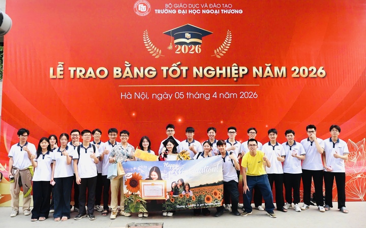 Không dừng ở đó, Trang Nhung còn tham gia nghiên cứu khoa học với bài nghiên cứu về ESG và khả năng giữ chân nhân sự Gen Z được chấp nhận trình bày tại hội thảo SBC Conference 2024 ở Bangkok (Thái Lan). Cô cũng đạt nhiều thành tích tại các cuộc thi học thuật, khởi nghiệp như Top 5 TEC Startup Program 2023, Top 5 FIZZ Up Challenge 2024, Top 8 Vietnam ESG Challenge 2023 hay Top 15 I-Startup 2025.