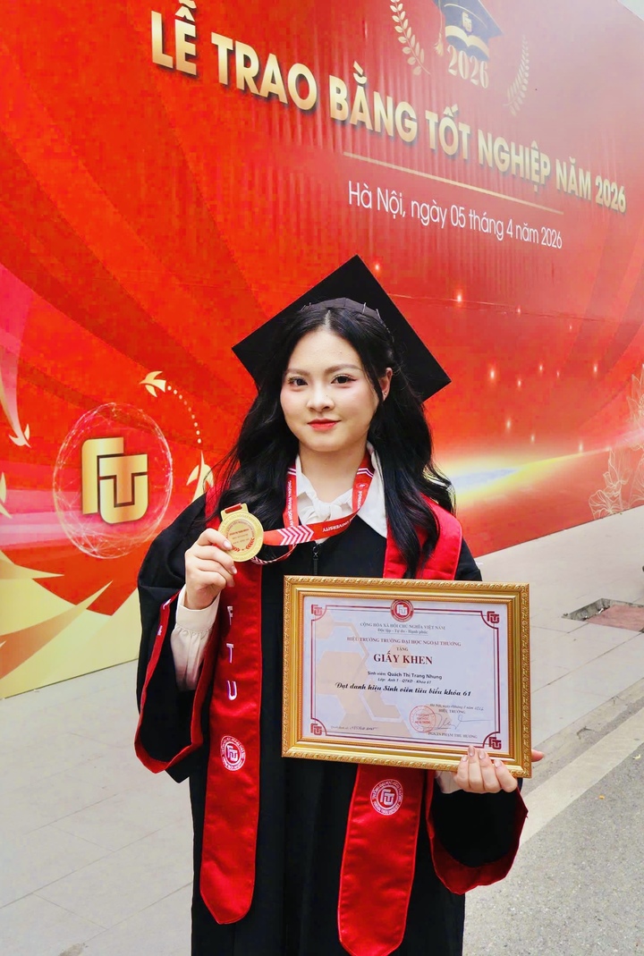 Trong Lễ trao bằng tốt nghiệp đợt 1 năm 2026 của Trường Đại học Ngoại thương, Quách Thị Trang Nhung - sinh viên K61 chuyên ngành Quản trị kinh doanh quốc tế được vinh danh là 1 trong 16 sinh viên tiêu biểu toàn khóa. Đằng sau thành tích ấy là hành trình 4 năm của một nữ sinh từng nhiều lần hoài nghi chính mình, bắt đầu từ cú “trượt CLB” ngay năm nhất.