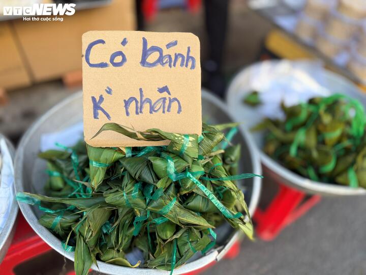 Những lớp lá tre xanh bao bọc bên ngoài không chỉ giúp bảo quản bánh mà còn tạo nên mùi thơm đặc trưng. Đây là nét ẩm thực dân gian được nhiều gia đình gìn giữ qua nhiều thế hệ.