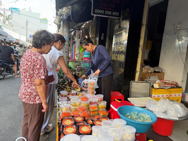Các tiểu thương cho biết giá bánh ú, cơm rượu và lá xông năm nay gần như không thay đổi so với năm trước. Việc giữ giá ổn định giúp người dân dễ dàng chuẩn bị mâm cúng trong bối cảnh chi tiêu còn nhiều khó khăn.