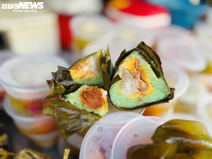 Bánh ú tro ngày càng đa dạng về hương vị mặn, ngọt và kích thước.