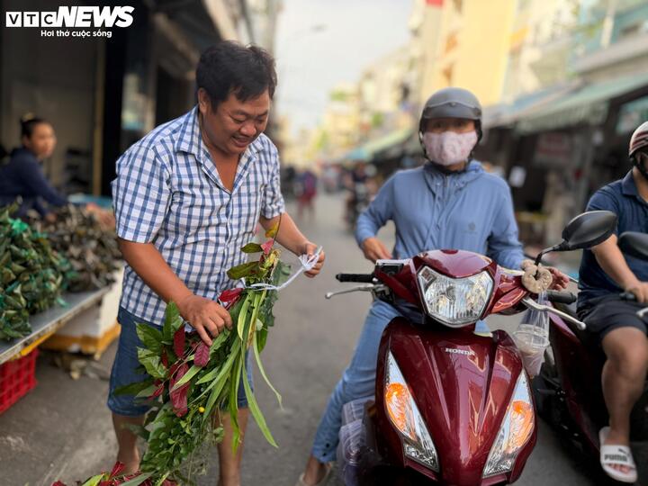 Dù cuộc sống hiện đại ngày càng thay đổi, phong tục mua lá xông ngày mùng 5 tháng 5 vẫn được nhiều gia đình Nam Bộ duy trì. Với họ, đây là một nét văn hóa truyền thống không thể thiếu trong dịp Tết Đoan Ngọ.