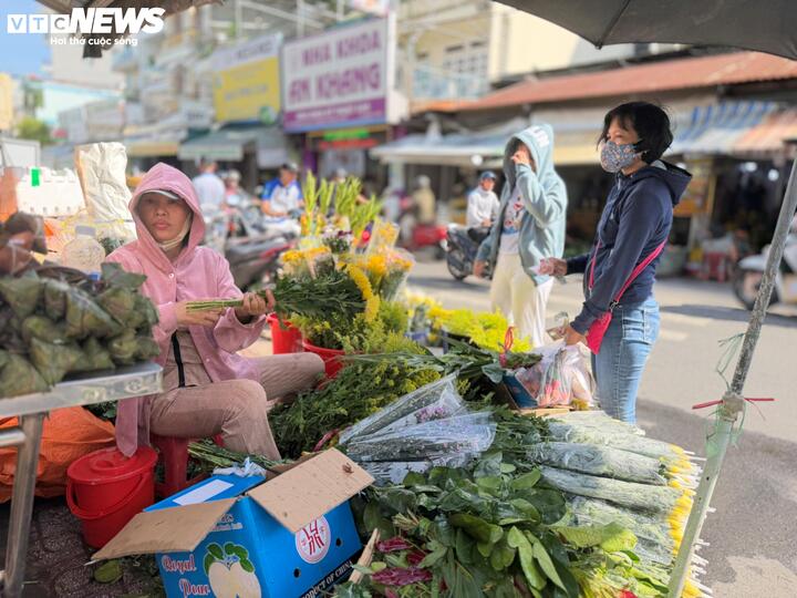 Các tiểu thương cho biết hôm nay nhiều người đã bắt đầu mua sắm đồ cúng mùng 5 và dự kiến sẽ tăng mạnh trong ngày mai.