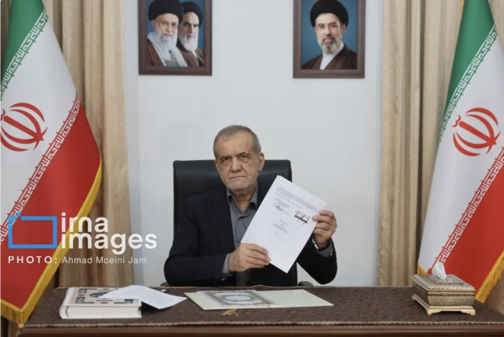 Tổng thống Iran Masoud Pezeshkian ký biên bản ghi nhớ giữa Mỹ và Iran. (Ảnh: