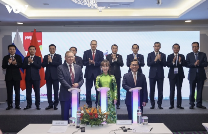 Bấm nút khai trương ba đường bay mới của Hãng hàng không Vietjet kết nối Việt Nam và Liên bang Nga.