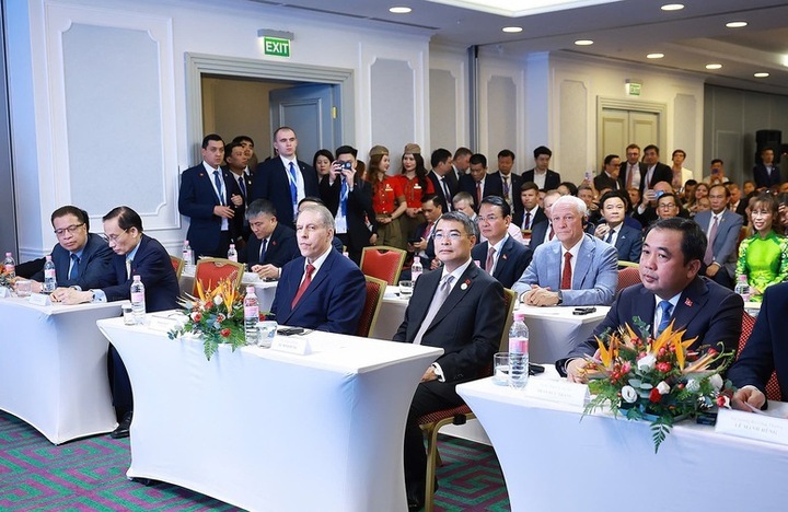 Thủ tướng Lê Minh Hưng dự chương trình kết nối thương mại và đầu tư Việt Nam - Liên bang Nga, chứng kiến trao các văn kiện hợp tác giữa doanh nghiệp hai nước. (Ảnh: VGP/Nhật Bắc)
