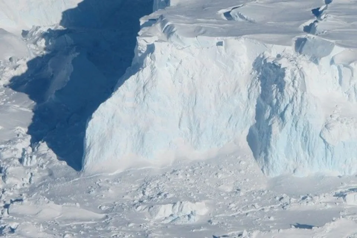 Một phần rìa của thềm băng Thwaites. (Nguồn: NASA)