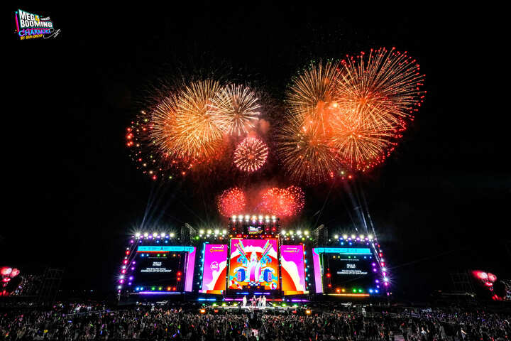 Đêm nhạc “Mega Booming - Charmora City” do Sun Group tài trợ tổ chức thu hút gần 30.000 khán giả.
