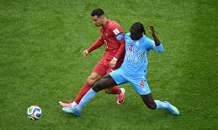 Ronaldo chật vật trước các cầu thủ CHDC Congo. (Ảnh: Reuters)