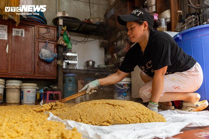 Sức mua tăng mạnh, người dân làng rượu nếp Phú Thượng tất bật dịp Tết Đoan ngọ - 13