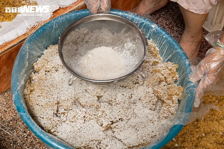 Sức mua tăng mạnh, người dân làng rượu nếp Phú Thượng tất bật dịp Tết Đoan ngọ - 17