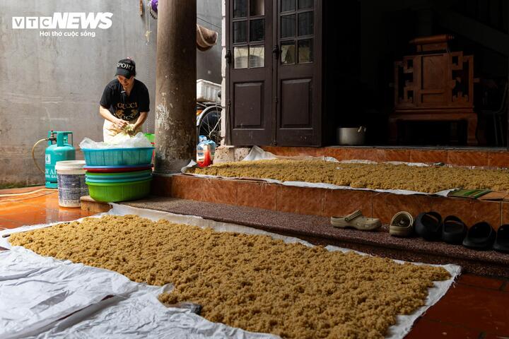 "Năm nay tôi chỉ làm khoảng 2,7 tạ gạo, tương đương gần 5 tạ cơm rượu nếp thành phẩm", chị Hậu nói.