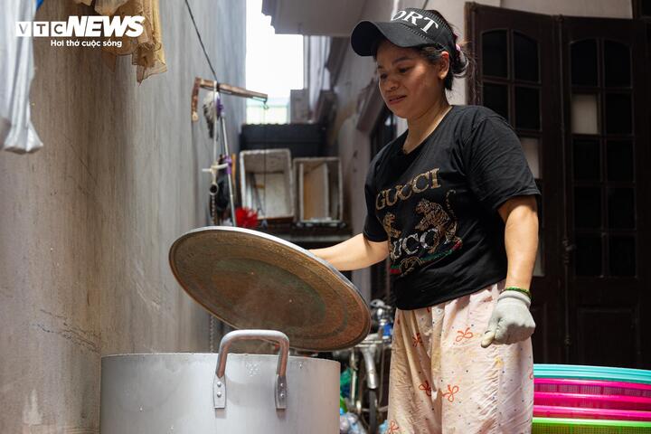 Sức mua tăng mạnh, người dân làng rượu nếp Phú Thượng tất bật dịp Tết Đoan ngọ - 10