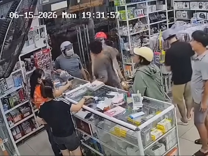 Hình ảnh người đàn ông đánh mẹ cháu bé (ảnh cắt từ clip)
