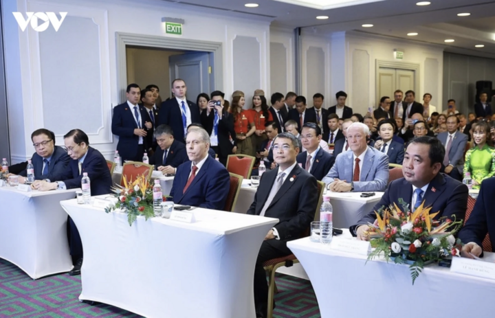 Thủ tướng Chính phủ Lê Minh Hưng cùng nhiều lãnh đạo cấp cao của Chính phủ Việt Nam và Cộng Hòa Tatarstan tham dự chương trình.