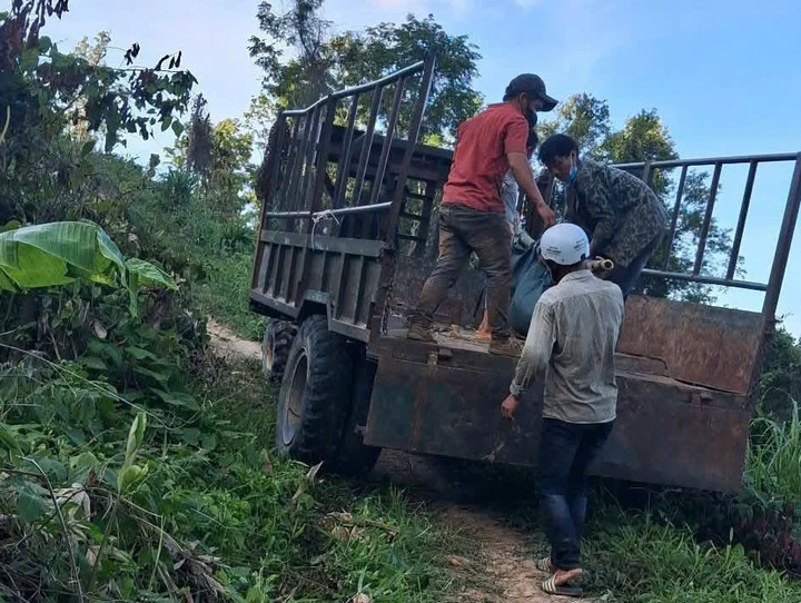 Thi thể nạn nhân được đưa từ rừng về nhà để tổ chức mai táng