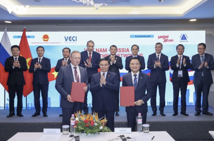 Trao các văn kiện và quyết định hợp tác giữa các doanh nghiệp 2 nước Việt Nam - Liên bang Nga