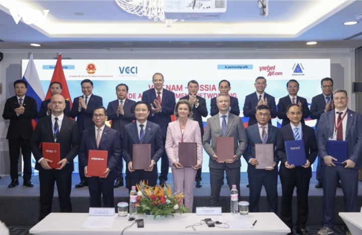 Trao các văn kiện hợp tác giữa doanh nghiệp hai nước trước sự chứng kiến của Thủ tướng Chính phủ Lê Minh Hưng và lãnh đạo cấp cao hai nước