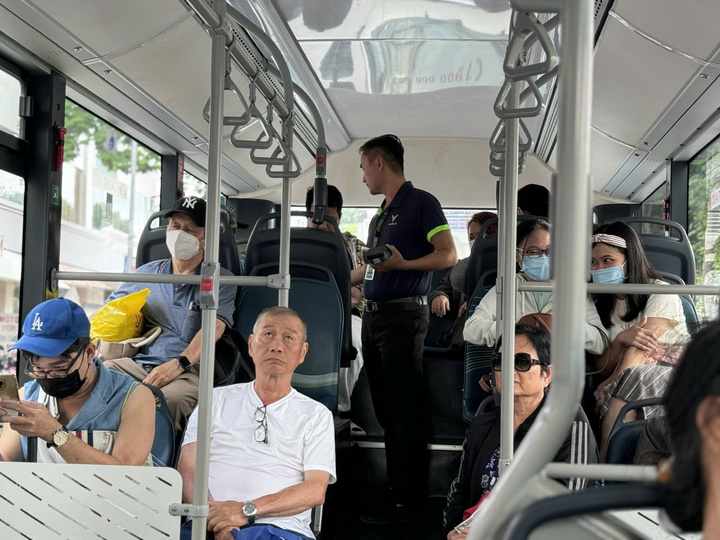 Người đi xe buýt tại TP.HCM thuộc nhiều đối tượng khác nhau, trong đó nhiều nhất là học sinh sinh viên, công nhân viên chức, người lao động.