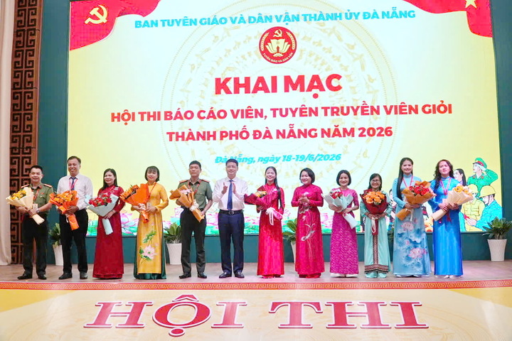 Lãnh đạo thành phố tặng hoa các thí sinh tham gia vòng chung khảo cấp thành phố.
