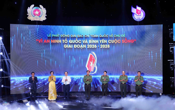 Các đại biểu thực hiện nghi thức phát động Giải báo chí "Vì an ninh Tổ quốc và bình yên cuộc sống".
