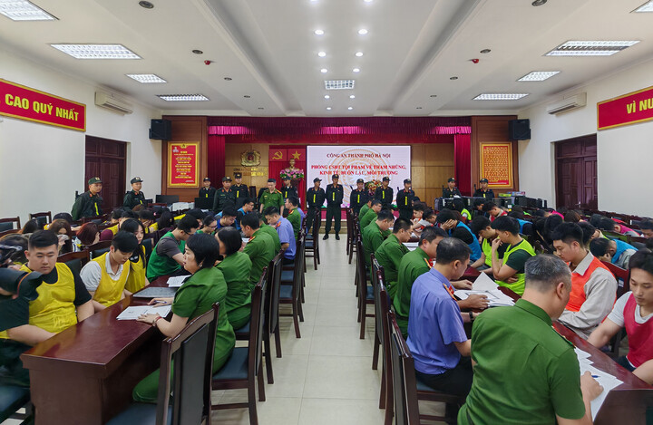 Cơ quan công an làm việc với các đối tượng liên quan đến vụ án. (Ảnh: CACC)