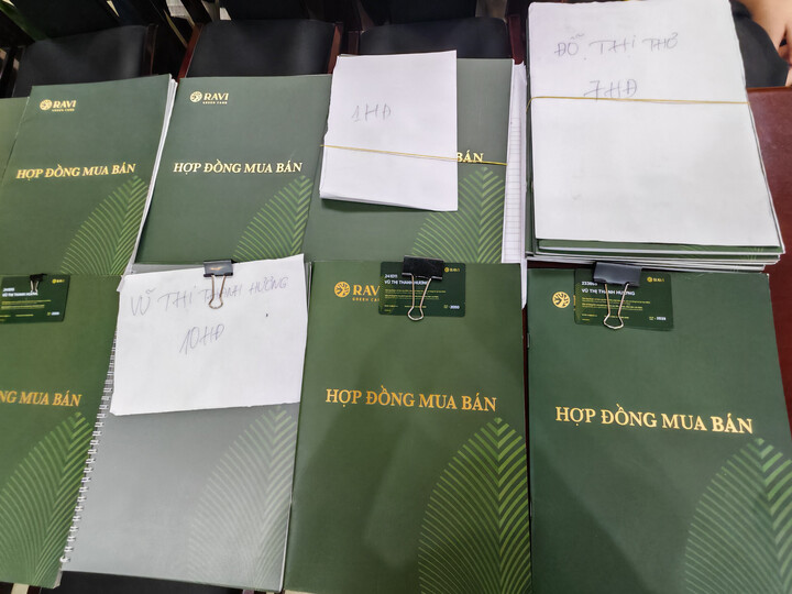 Những bộ hợp đồng mua bán kỳ nghỉ du lịch. (Ảnh: CACC)