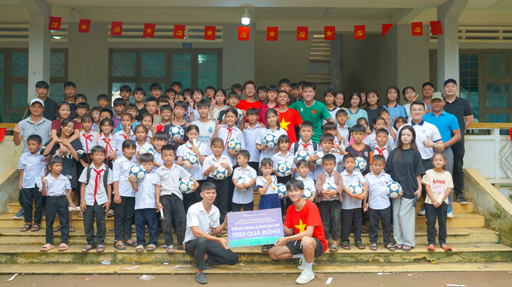 Văn Anh tham gia dự án thiện nguyện "1000 quả bóng cho em", mang bóng đá đến với trẻ em vùng sâu, vùng xa. (Ảnh: NVCC)