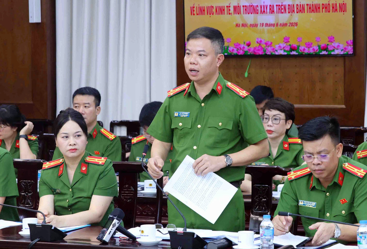 Thượng tá Đỗ Thế Thắng, Phó trưởng Phòng Cảnh sát kinh tế, Công an TP Hà Nội thông tin tại hội nghị.