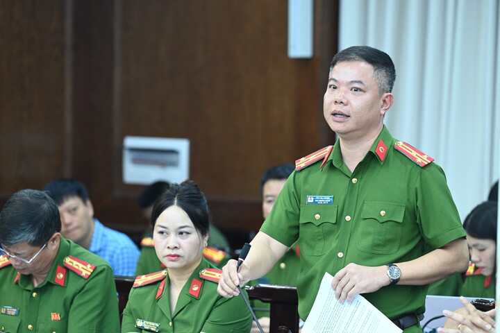 Thượng tá Đỗ Thế Thắng thông tin tại hội nghị