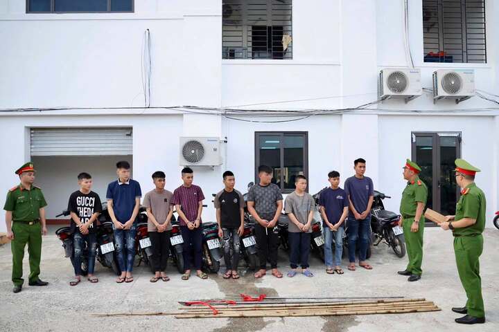Cơ quan Cảnh sát điều tra Công an tỉnh Phú Thọ làm việc với nhóm thanh thiếu niên liên quan vụ tụ tập mang hung khí hẹn đánh nhau qua Tiktok.