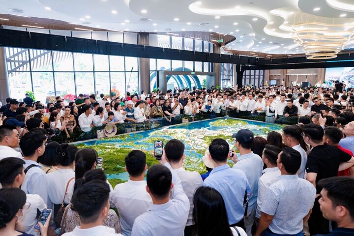 Tại sự kiện ra mắt sa bàn dự án, nhiều khách hàng quan tâm đến căn hoàn thiện tại Vịnh Bình Minh 1.
