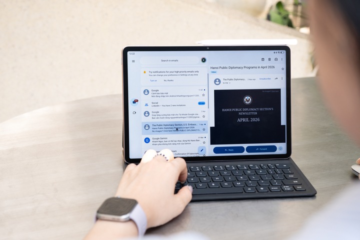 Kiểm tra email, họp trực tuyến, xử lý tài liệu qua các dịch vụ Google, xem video, lướt mạng xã hội hay thanh toán trực tuyến… tất cả đều có thể thực hiện dễ dàng.